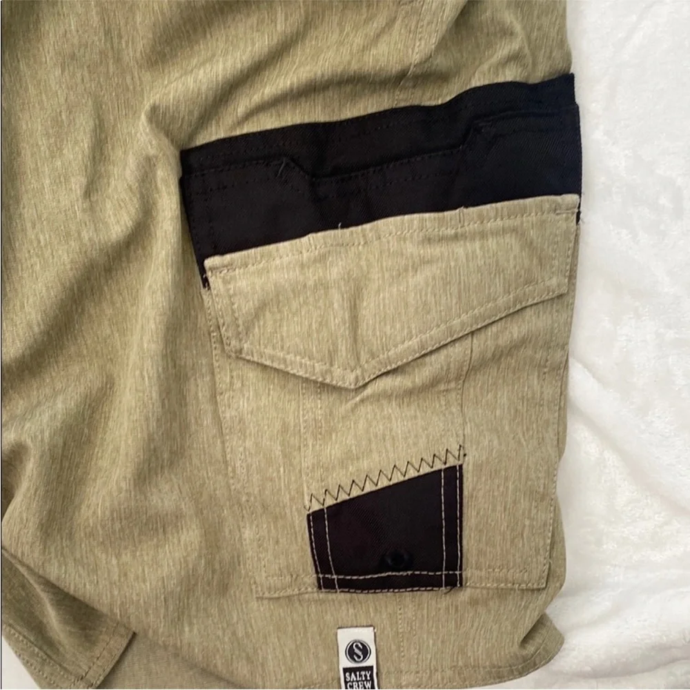 SALTY CREW Men’s Khaki Cargo Shorts with Black Trim. Size M